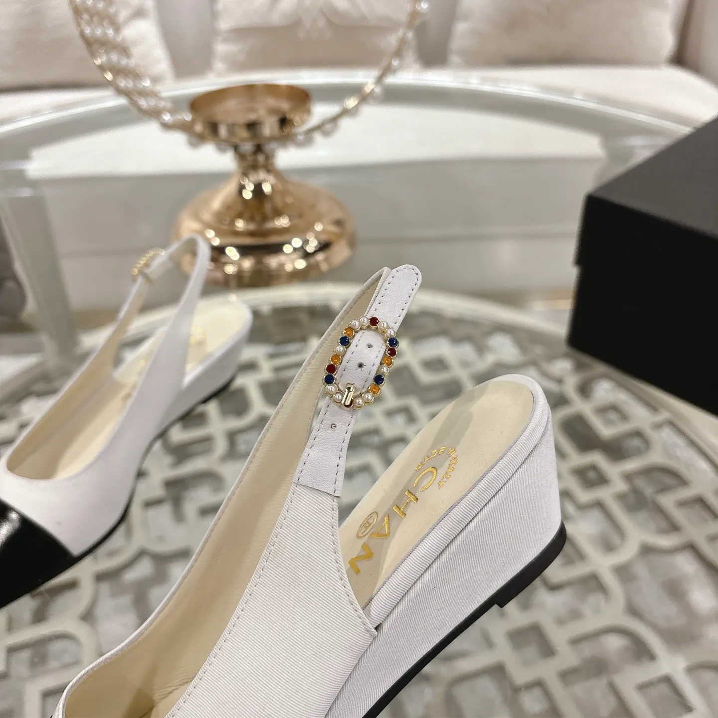 👟👟Ex-factory price 520👟👟 𝐂𝐇𝐀𝐍𝐄𝐋 Xiaoxiang 25𝐬𝐬Spring and summer new products Counter classic Xiaoxiang color-blocked back hollow wedge sandals series new〰 🍬 A must-have in the fashion circle, the matching will interpret the meticulous, minimalist and classic elements that will never fade away 💋Shows a unique dressing style that is too beautiful to say. A must-have for summer... Upper: original high-custom lambskin lining: imported mixed sheepskin lining Outsole: original Italian leather outsole Heel height: 4.5cm Shoe size: 35-39 (40.41.42 customization is not returnable)